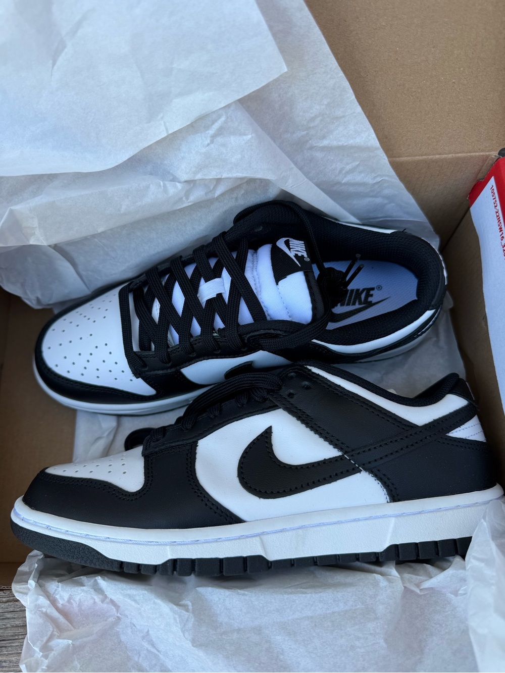 Nike Black and White Low-Top Sneakers size 8 women’s